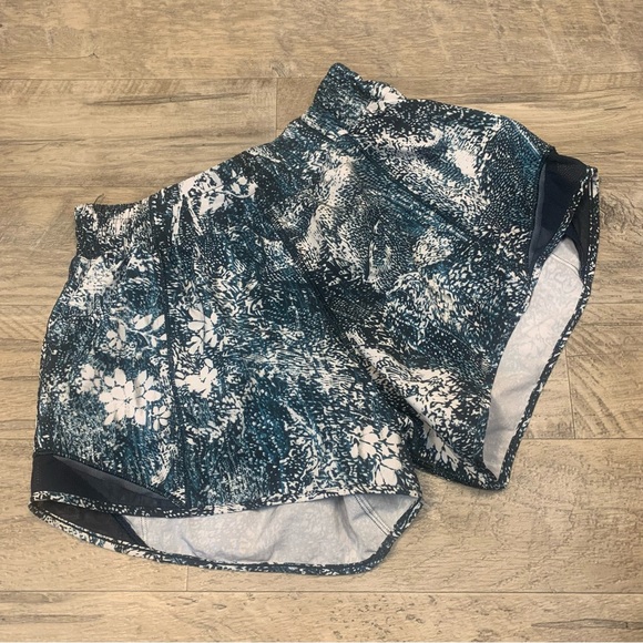 Lululemon Hotty Hot Shorts ll Tall Wildwood White Multi Teal - Picture 2 of 10
